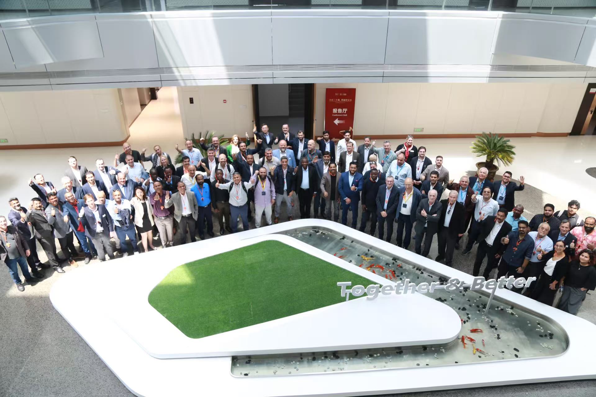 新葡的京集团350vip8888智能制造总部基地接待海德堡团队及多国客户参观